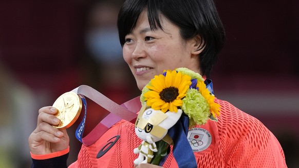 Shori Hamada of Japan celebrates with her gold medal during the awarding ceremony of the women&#039;s -78kg judo match of the 2020 Summer Olympics in Tokyo, Japan, Thursday, July 29, 2021. (AP Photo/V ...