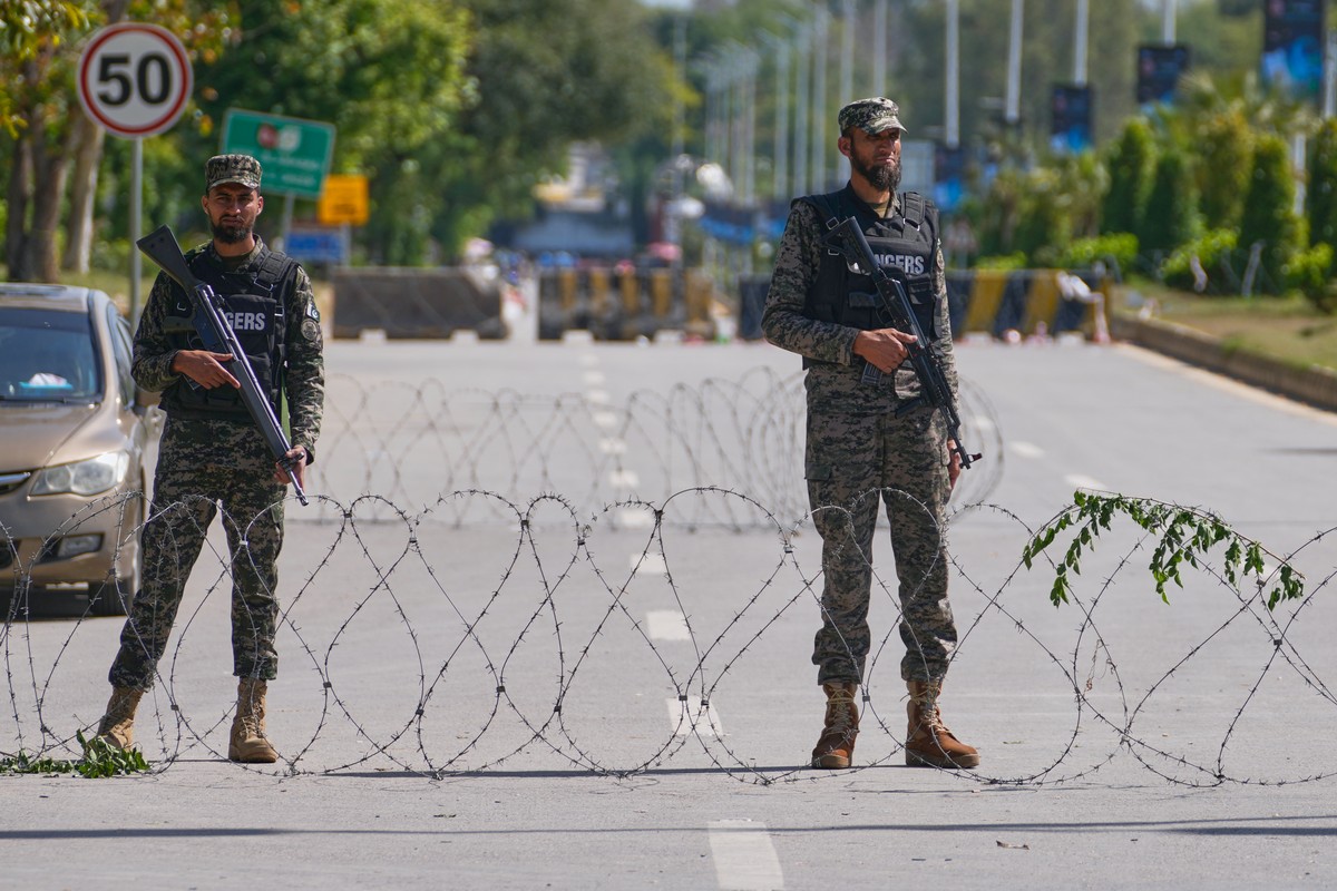 Soldiers stand guard at a checkpoint to ensure security ahead of the United States and Iran possible negotiations in Pakistani capital, in Islamabad, Pakistan, Friday, April 10, 2026. (AP Photo/Anjum  ...