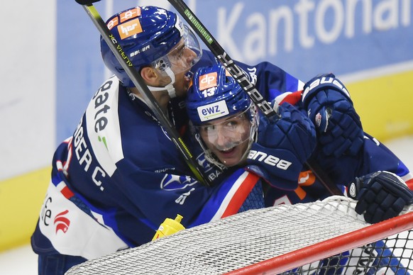 Die Zuercher mit Torschuetze Justin Sigrist, rechts, und Chris Baltisberger, links, jubeln nach dem 2-0 beim Eishockeyspiel der National League A ZSC Lions gegen den Geneve-Sevette HC im Hallenstadion ...