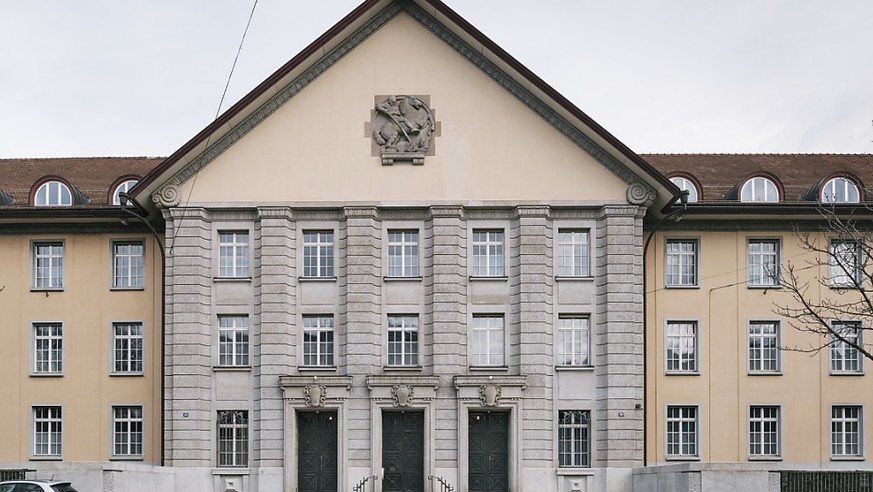 Autolenker muss wegen Angriff auf Velofahrer und Fackelwurf in Zürich vor Gericht