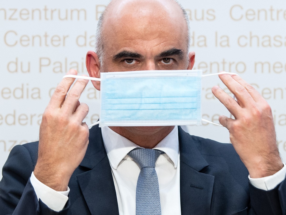 Bundesrat Alain Berset spricht an einer Medienkonferenz zu Covid 19 Massnahmen, am Freitag, 17. Dezember 2021, in Bern. (KEYSTONE/Peter Schneider)