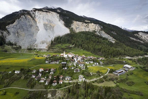 Blick auf das Dorf und den &quot;Brienzer Rutsch&quot;, aufgenommen am Dienstag, 9. Mai 2023, in Brienz-Brinzauls. Die Gemeinde hat die Zufahrt zum Dorf gesperrt; die Anwohner muessen ihr Zuhause bis  ...