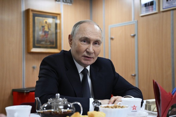 epa11993736 Russian President Vladimir Putin visits the Project 885M (Yasen-M) nuclear-powered submarine Arkhangelsk, in Murmansk, Russia, 27 March 2025 (Issued 28 March 2025). EPA/GAVRIIL GRIGOROV /  ...