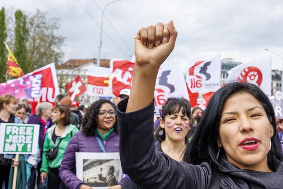 Des manifestants avec des pancartes et des drapeaux defilent dans les rues de Geneve, lors du defile du 1er mai - Fete du Travail, ce lundi 1 mai 2023 a Geneve. A Geneve, quelques milliers de personne ...