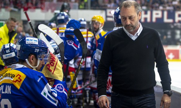 ZUM ABTIEG DES EHC KLOTEN IN DIE SWISS LEAGUE, NACH 56 JAHREN IN DER HOECHSTEN SPIELKLASSE, STELLEN WIR IHNEN FOLGENDES BILDMATERIAL ZUR VERFUEGUNG - EHC Kloten Trainer Andre Roetheli im fuenften Eish ...