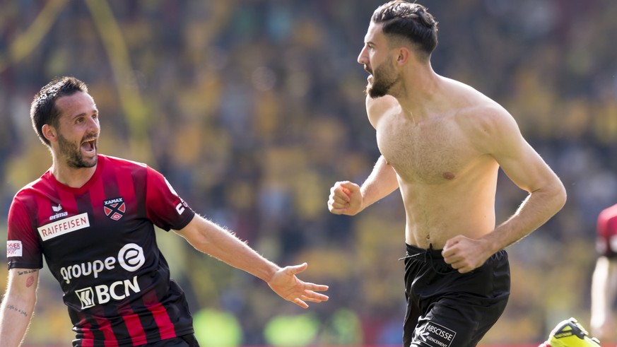 Le joueur neuchatelois Raphael Nuzzolo, gauche, et le joueur neuchatelois Kemal Ademi, droite, celebrent le premier but lors de la rencontre de football de Super League entre Neuchatel Xamax FCS et BS ...