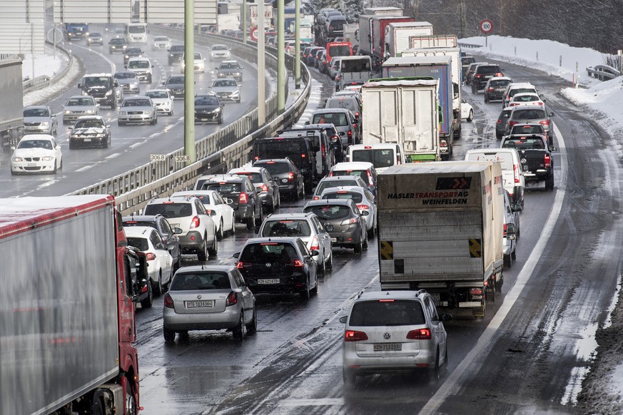 Autofahrer warten auf der Autobahn A1 in Richtung Winterthur im Stau, am Donnerstag, 5. Januar 2016, in Duebendorf. Auf der A1 in Richtung St. Gallen standen Reisende ab Affoltern bis Winterthur vorue ...