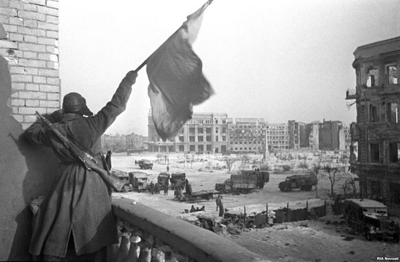 Ein Rotarmist hisst die rote Fahne in Stalingrad.