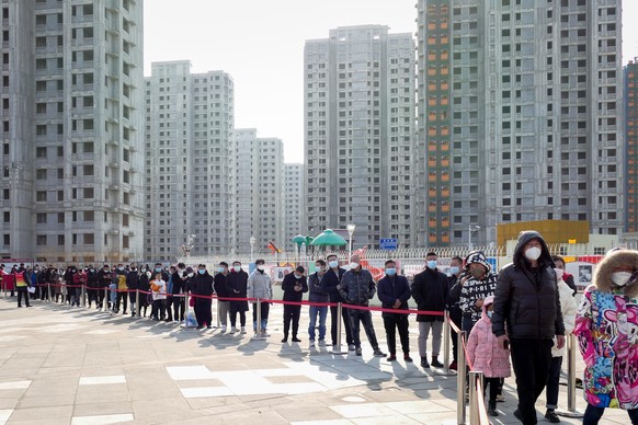 epaselect epa09675093 Residents line up to undergo a Covid-19 test in Tianjin Municipality, China, 09 January 2022. The city of Tianjin reported 20 new Covid-19 cases on 09 January, mostly students an ...