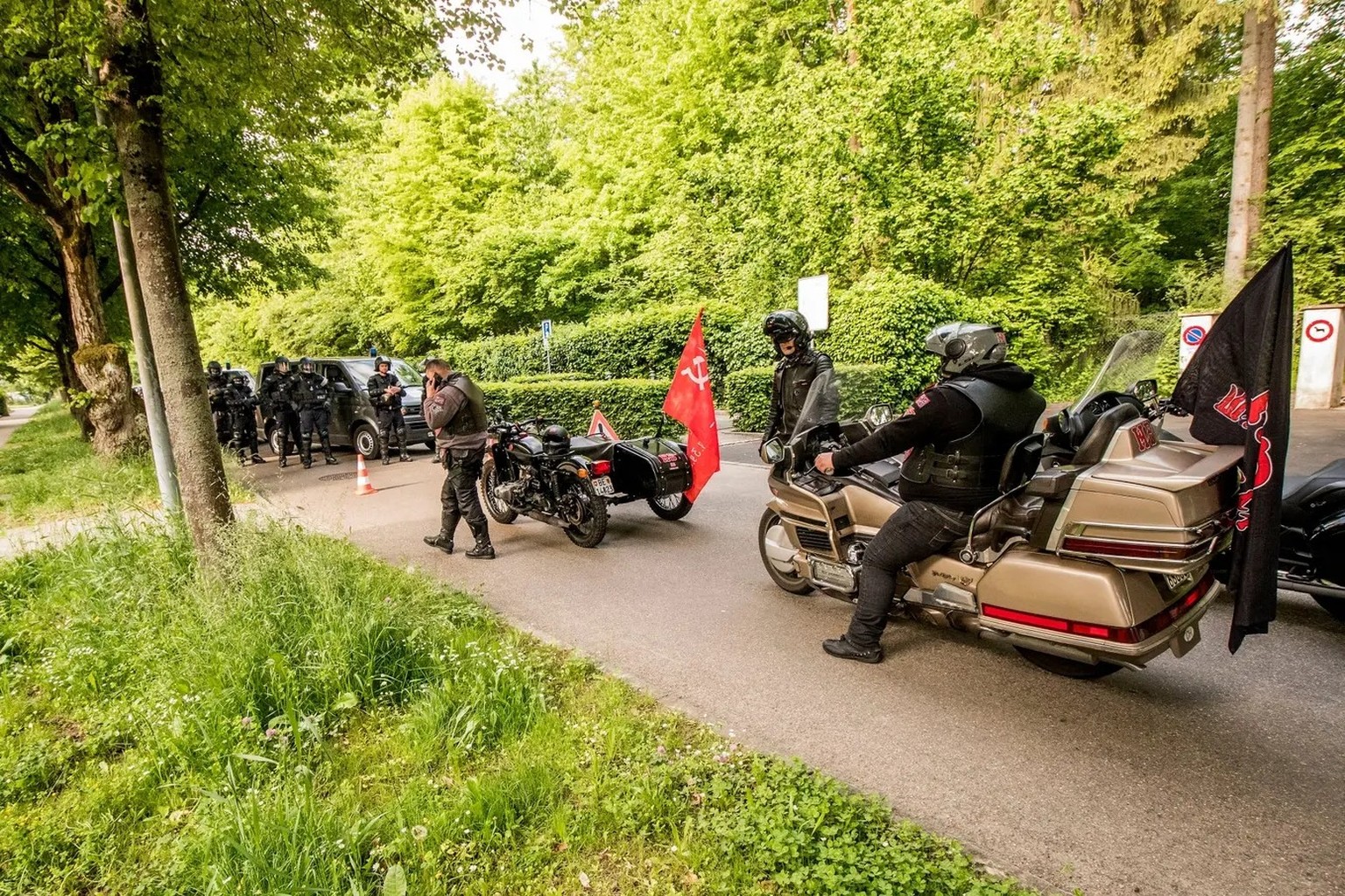 Der Nachtwolf auf dem bronzenen Töff ist in der Fanszene des EHC Burgdorf aktiv. (Basel, 10.5.2022)