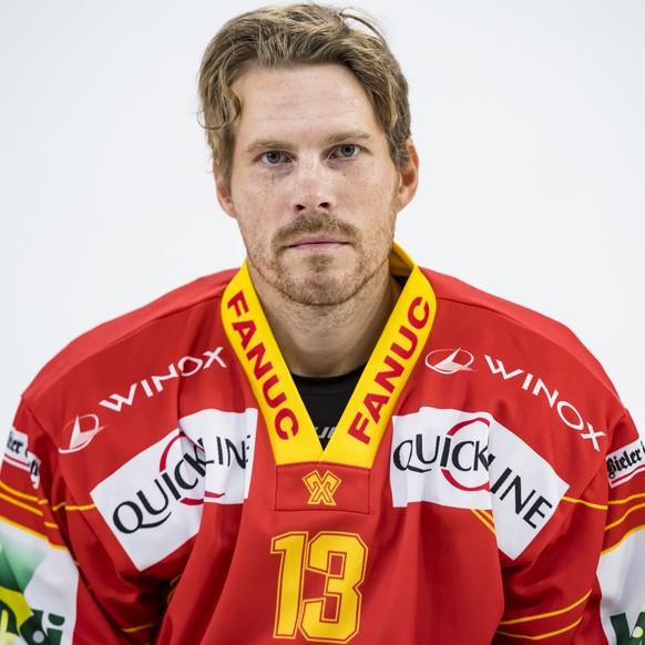 Anssi Salmela le joueur de hockey du EHC Biel-Bienne pose pour le photographe ce mercredi 15 aout 2018 a Bienne. (KEYSTONE/Jean-Christophe Bott)