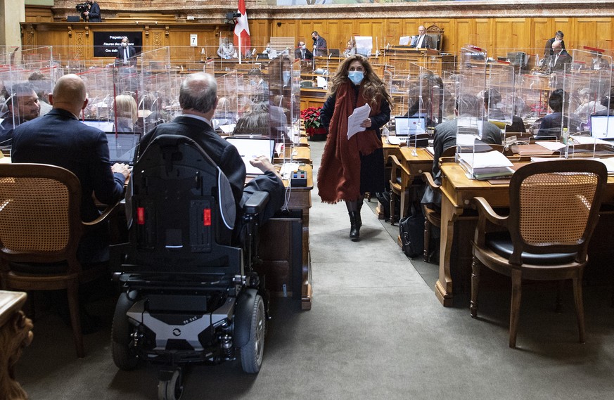 Nationalraetin Sibel Arslan, GP-BS, schreitet durch den Saal an der Wintersession der Eidgenoessischen Raete, am Montag, 7. Dezember 2020, in Bern. (KEYSTONE/Peter Schneider)