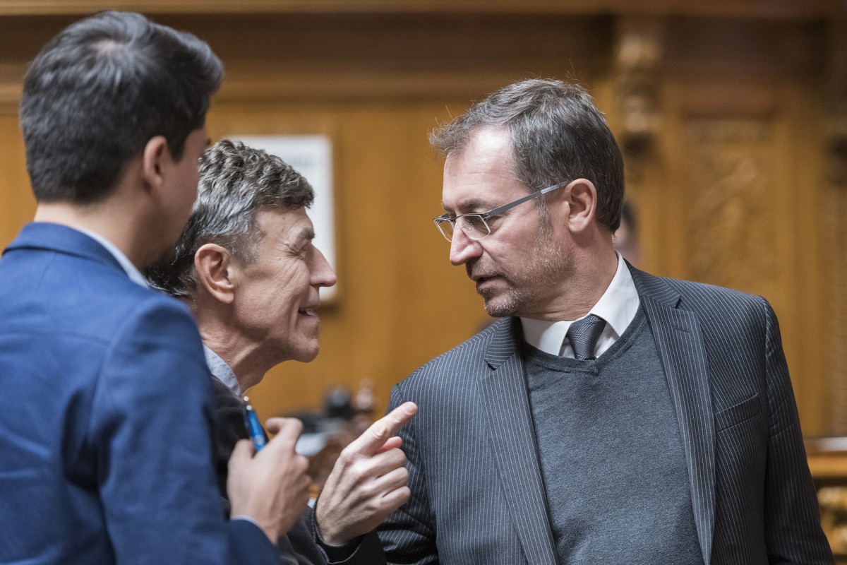 Roland Rino Buechel, SVP-SG, diskutiert mit Luzi Stamm, SVP-AG, und Fabian Molina, SP-ZH, von rechts, an der Wintersession der Eidgenoessischen Raete, am Montag, 3. Dezember 2018 im Nationalrat in Ber ...