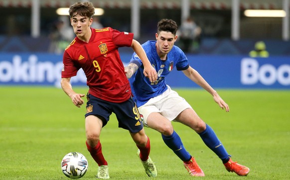 epa09509905 Alessandro Bastoni (R) of Italy in action against Gavi of Spain during the UEFA Nations League semi final soccer match between Italy and Spain in Milan, Italy, 06 October 2021. EPA/MATTEO ...