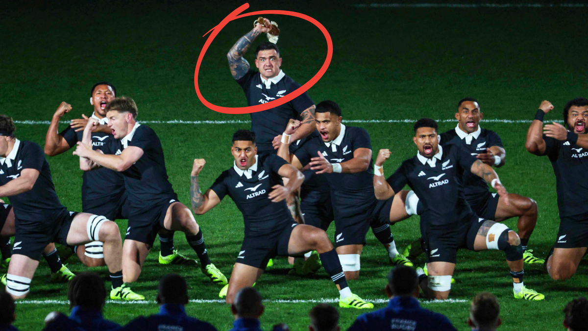 Codie Taylor a brandi un Maripi face aux Bleus samedi.
