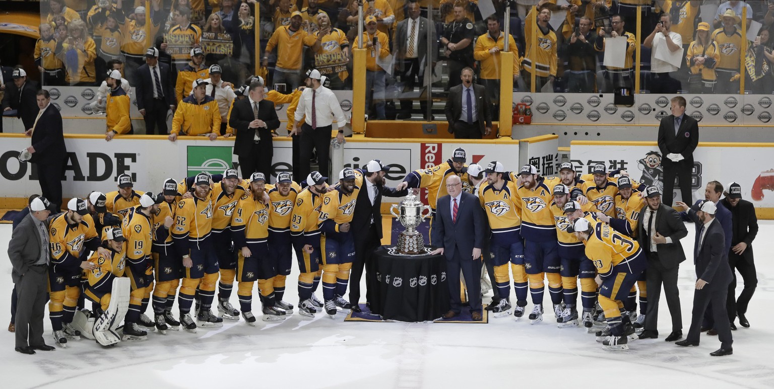 Nashville Predators players and coaches pose with the Campbell Bowl after winning Game 6 of the Western Conference final against the Anaheim Ducks in the NHL hockey Stanley Cup playoffs Monday, May 22 ...