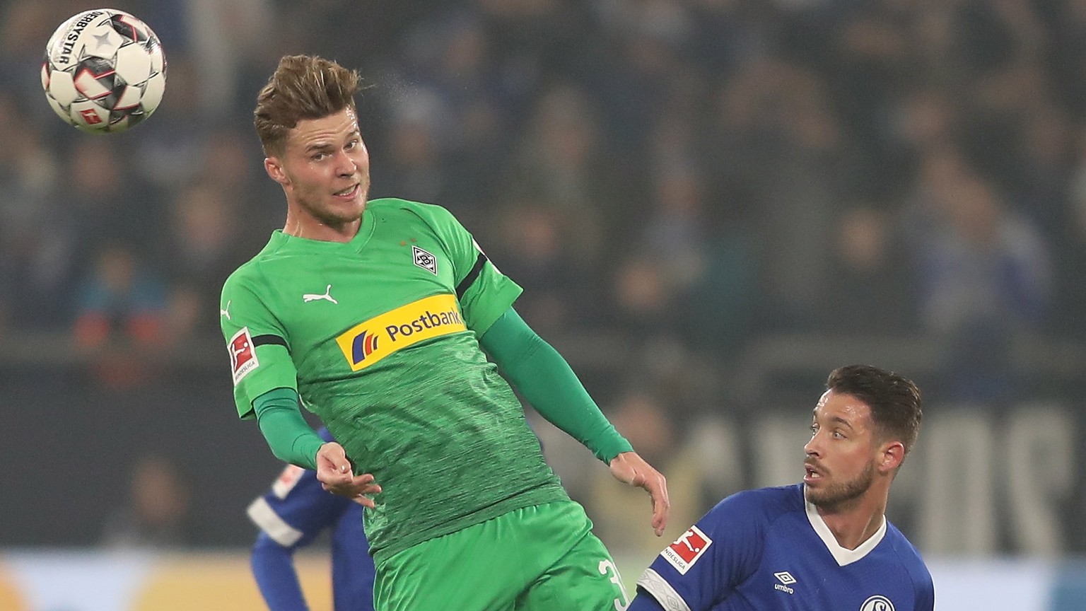 epa07339133 Moenchengladbach&#039;s Nico Elvedi (L) in action against Schalke&#039;s Mark Uth during the German Bundesliga soccer match between FC Schalke 04 and Borussia Moenchengladbach in Gelsenkir ...