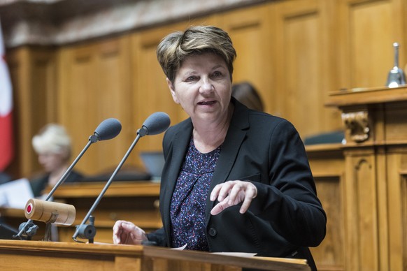 ARCHIVBILD - ZUR CVP-BUNDESRATSKANDIDATIN VIOLA AMHERD STELLEN WIR IHNEN FOLGENDES BILDMATERIAL ZUR VERFUEGUNG - Kommissionssprecherin Viola Amherd, CVP-VS, spricht zur Debatte um den Kindesschutz an  ...