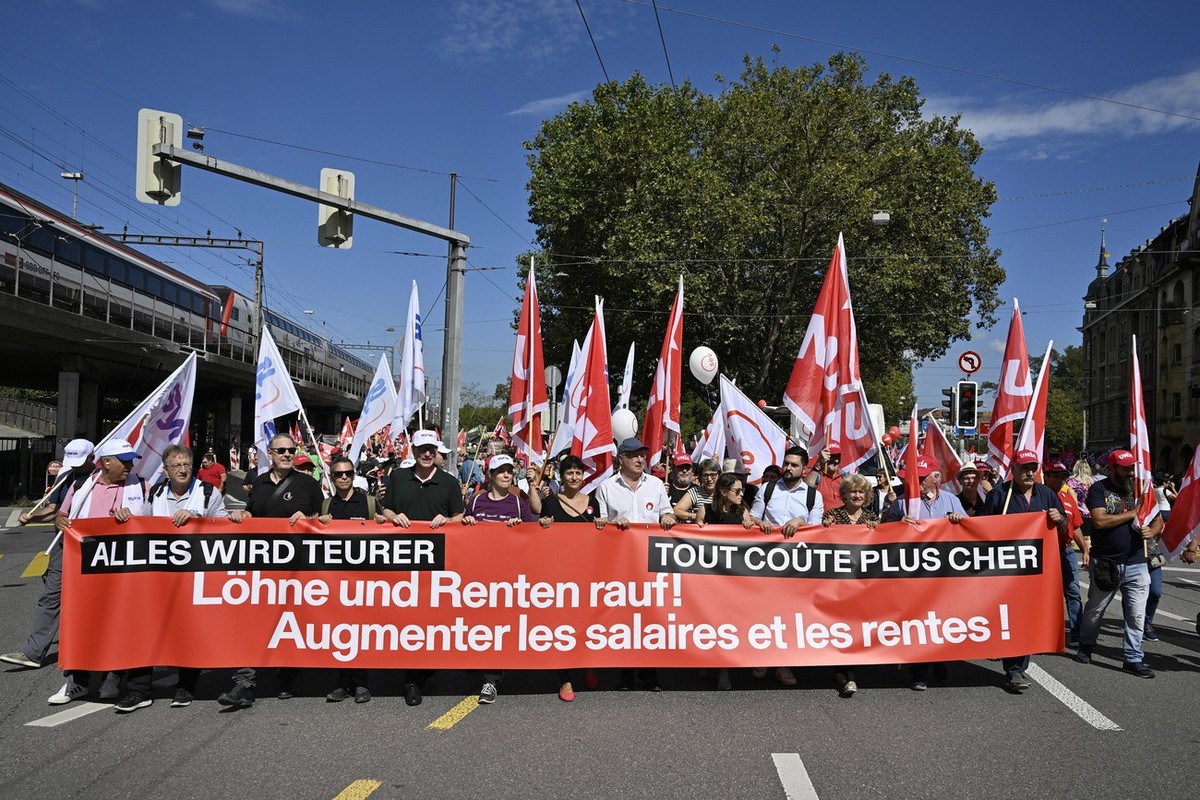 Demonstrantinnen und Demsontranten anlaesslich einer Kundgebung, am Samstag, 16. September 2023, in Bern. Gewerkschaften wie SGB und UNIA fordern mit ihrer Kaufkraft-Demo hoehere Loehne und Renten. (K ...