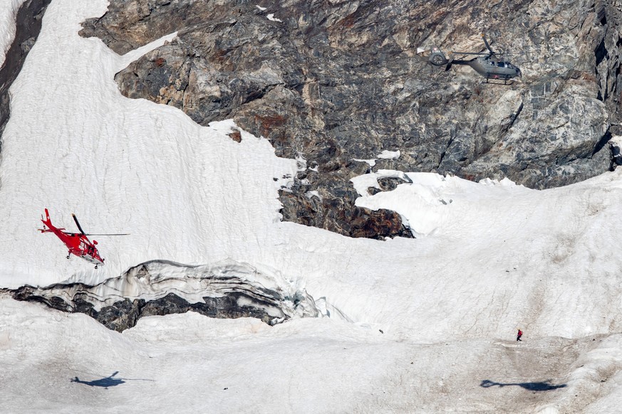 ARCHIV -- ANKLAGE FLUGUNFALL AM SUSTENPASS 2016 -- Ein Helikopter der Schweizer Rettungsflugwacht REGA sucht nach dem vermissten F/A-18 Piloten neben Wrackteilen des Militaerflugzeugs ueber dem Chelen ...