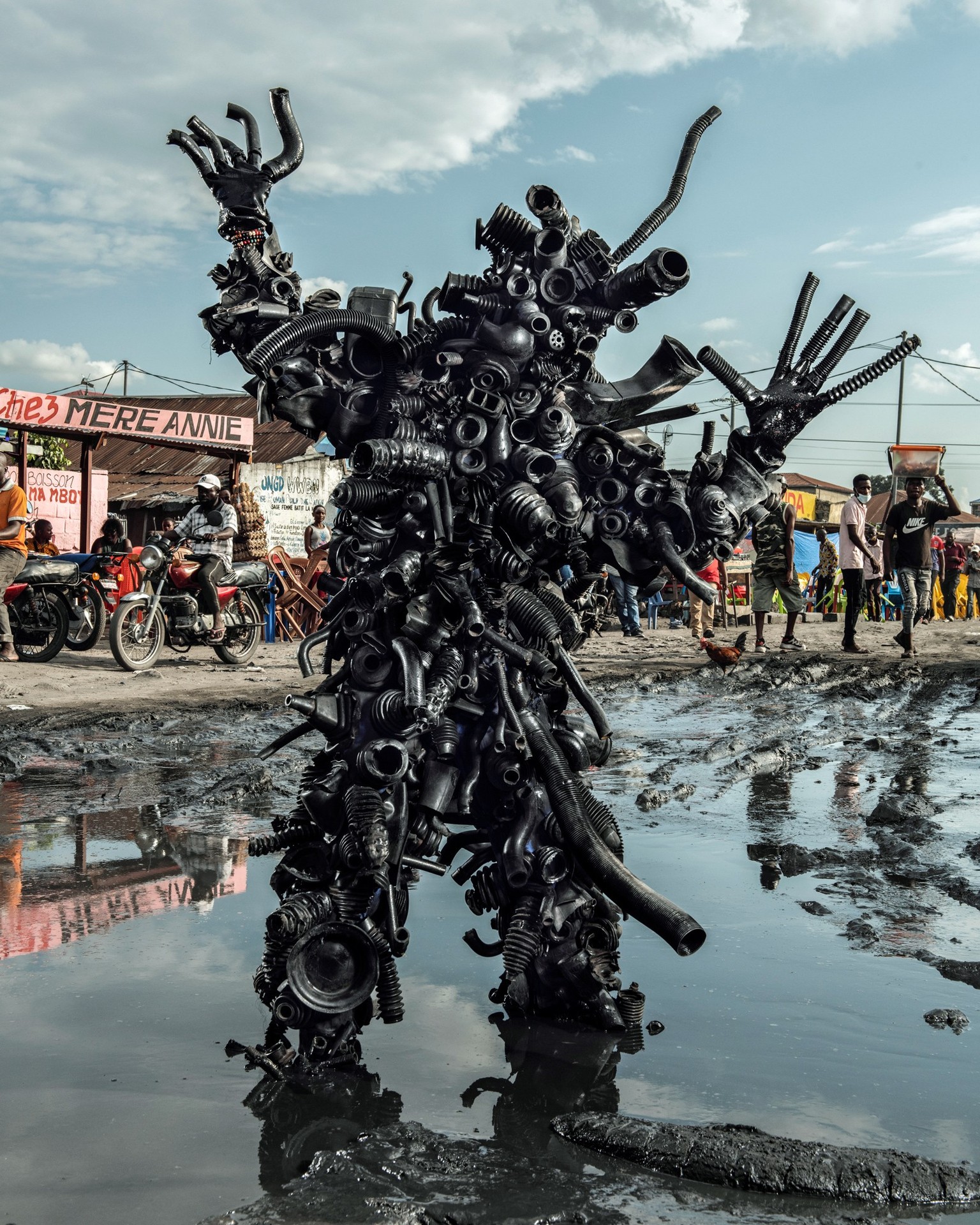 Homo detritus - Stephan Glaudieu Académie des Beaux-Arts de Kinshasa Demokratische Republik Kongo kunst abfall mode