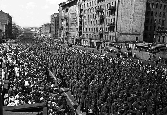 Schon 1944 verfolgten tausende Zuschauer die «Parade».