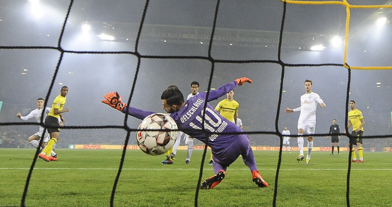 Dortmund goalkeeper Eric Oelschlaegel receives the opening goal by Bremen&#039;s Milot Rashica, left, during the German soccer cup, DFB Pokal, match between Borussia Dortmund and Werder Bremen in Dort ...