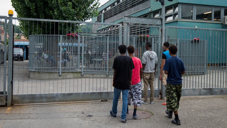 ZU DEN ZAHLEN UEBER ASYLGESUCHE IN DER SCHWEIZ 2014 STELLEN WIR IHNEN AM DONNERSTAG, 22. JANUAR 2015, FOLGENDES ARCHIVBILD ZUR VERFUEGUNG - Asylbewerber vor dem Empfangs- und Verfahrenszentrum Chiasso ...