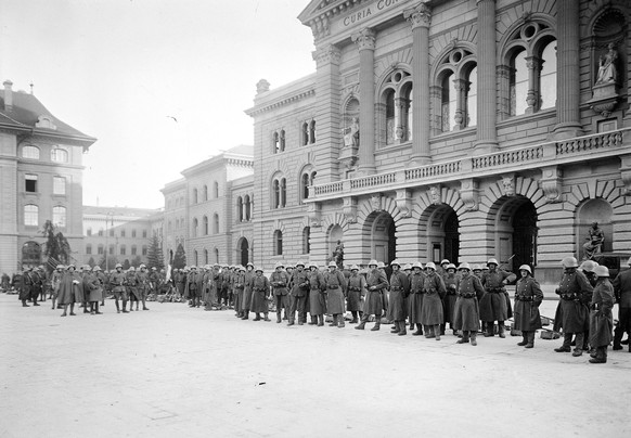 Ordnungstruppen bewachen das Bundeshaus, Bern 1918

Schweizerisches Bundesarchiv