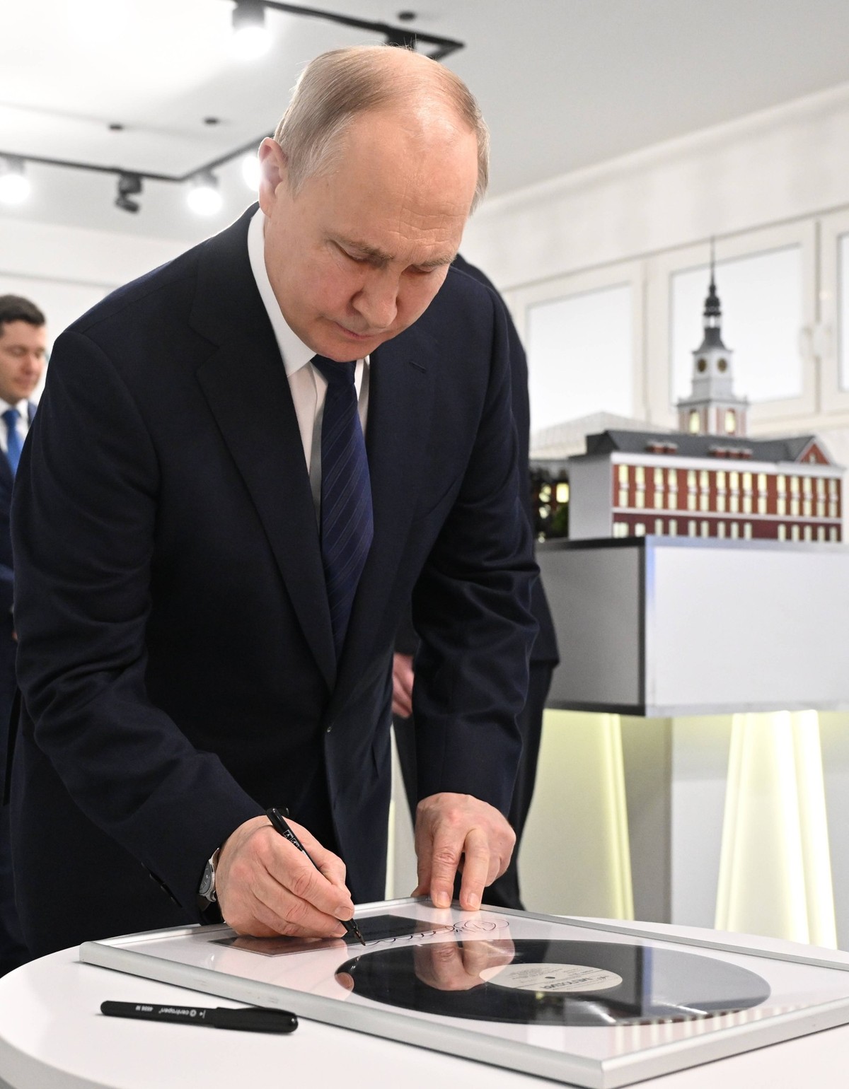 Russia: Russia s President Putin on working visit to Kaliningrad Region RUSSIA, KALININGRAD - JANUARY 25, 2024: Russia s President Vladimir Putin signs a guestbook at Immanuel Kant Baltic Federal Univ ...