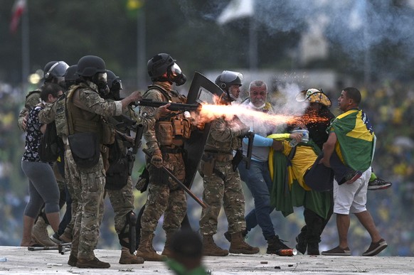 epa10396410 Police confront supporters of former Brazilian President Jair Bolsonaro invading Planalto Palace, in Brasilia, Brazil, 08 January 2023. Hundreds of supporters of former Brazilian President ...