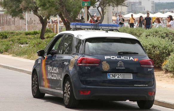 Mallorca, Ferien, Urlaub, Insel, Palmen, Playa de Palma, Strand, Sonne, Sonnenschirme, Ballermann, Balneareo, Polizeiwagen, Symbolfoto, Policia Nacional, 28.05.2018, *** Mallorca Holidays Holidays Isl ...