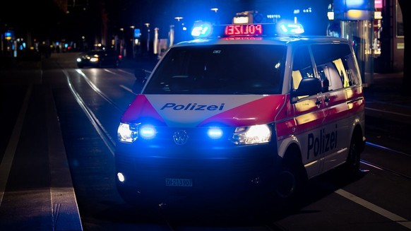 Ein Streifenwagen der Stadtpolizei Zürich im Einsatz an der Zürcher Bahnhofstrasse.