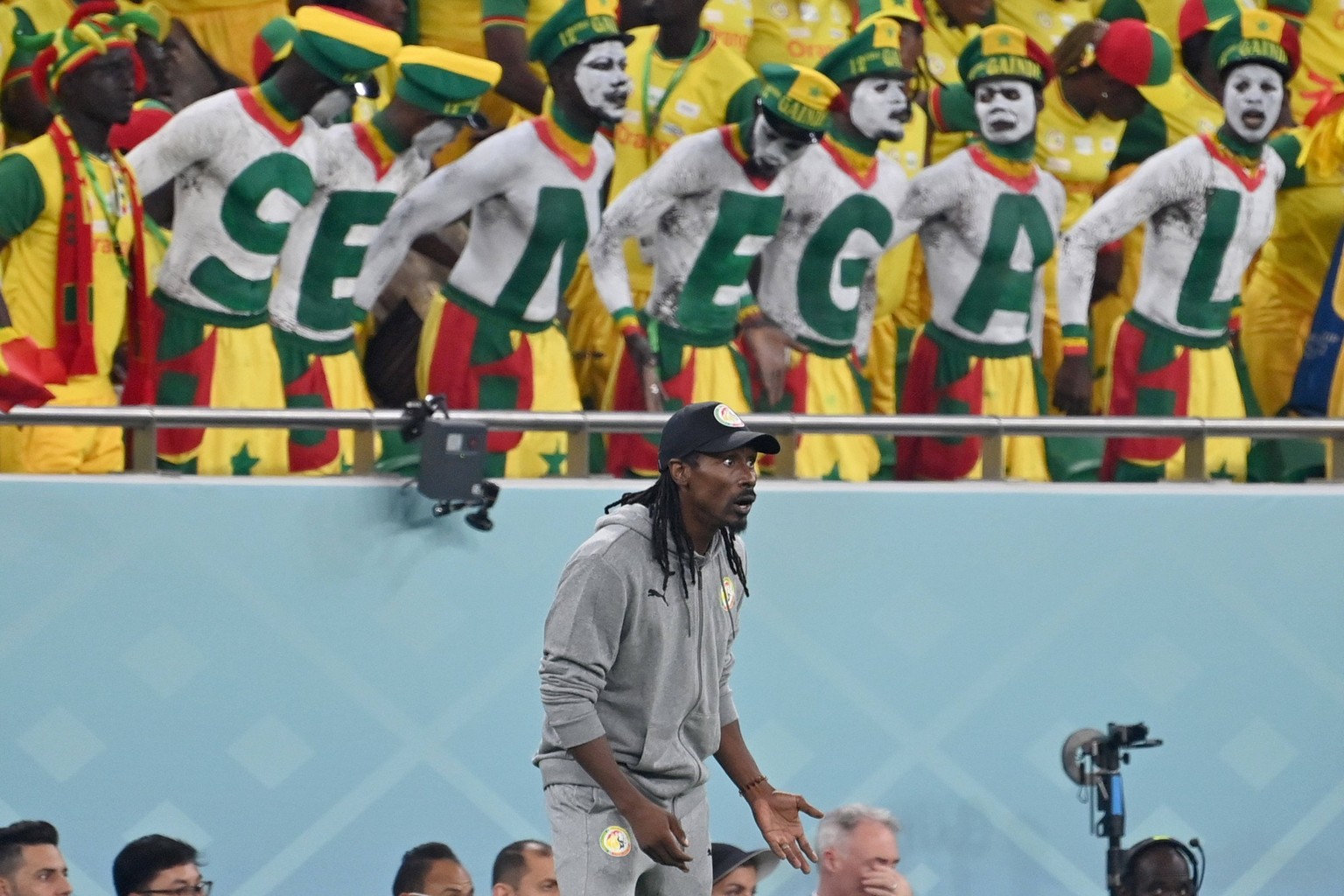 Aliou CISSE Trainer SEN vor Fans, Fussballfans aus Senegal,Gestik,gibt Anweisungen, Spiel 2,Gruppe A Senegal SEN - Niederlande NED 0-2 am 21.11.2022, Al Thumama Stadium. Fussball Weltmeisterschaft 201 ...