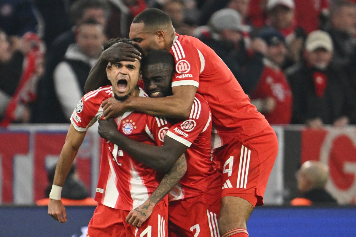 Bayern's Luis Diaz celebrates with his teammates after scoring his side's third goal during the Champions League quarterfinal second leg soccer match between Bayern Munich and Real Madrid in ...