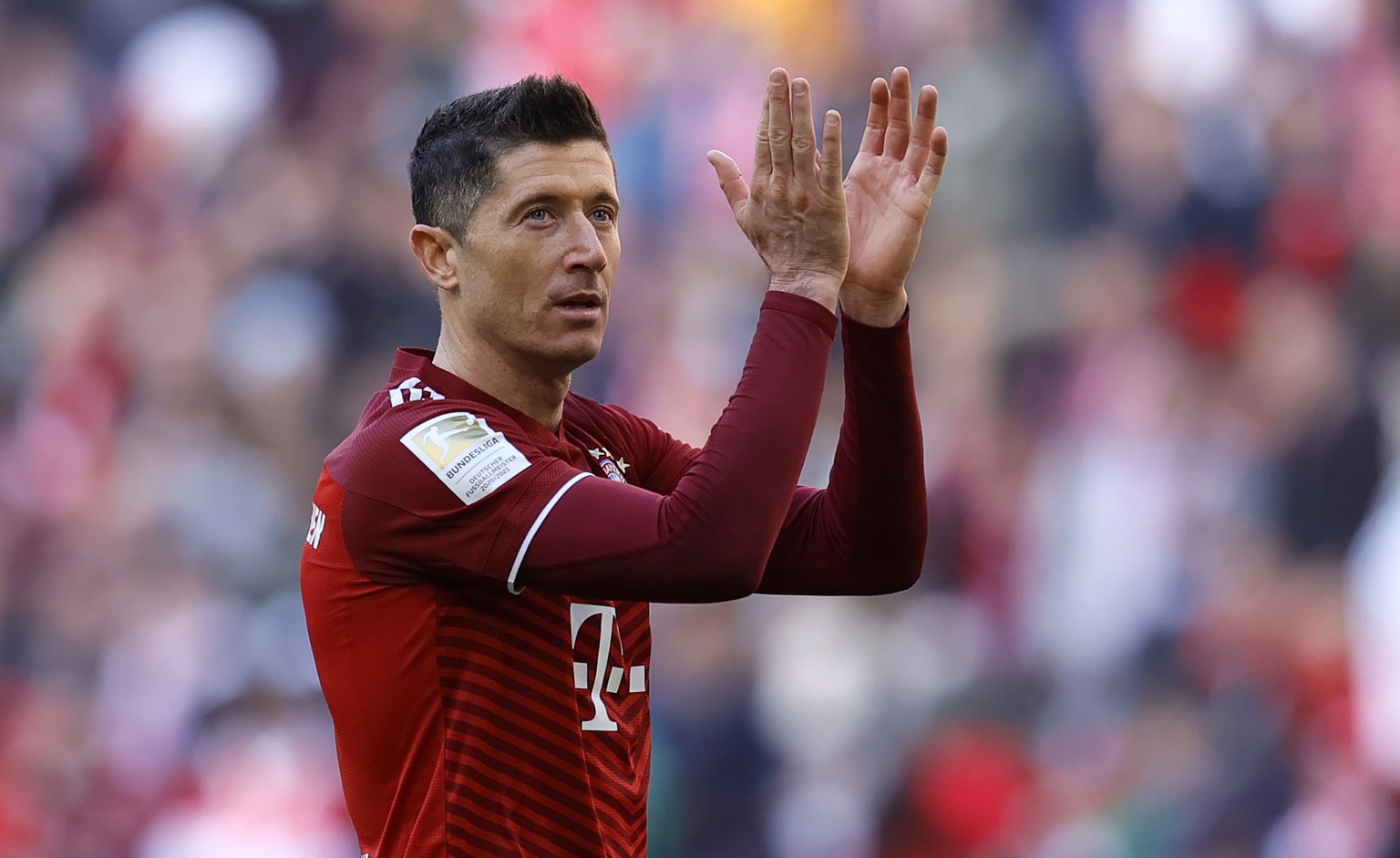 epa09880516 Munich&#039;s Robert Lewandowski reacts after winning the German Bundesliga soccer match between FC Bayern Munich and FC Augsburg in Munich, Germany, 09 April 2022. EPA/RONALD WITTEK CONDI ...