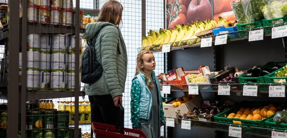 Kaum mehr Geld fuer den taeglichen Einkauf - die Corona-Krise bringt Menschen am Existenzminimum in akute Notlagen. // Weiterer Text ueber ots und www.presseportal.ch/de/nr/100000088 (PPR/obs/Caritas  ...