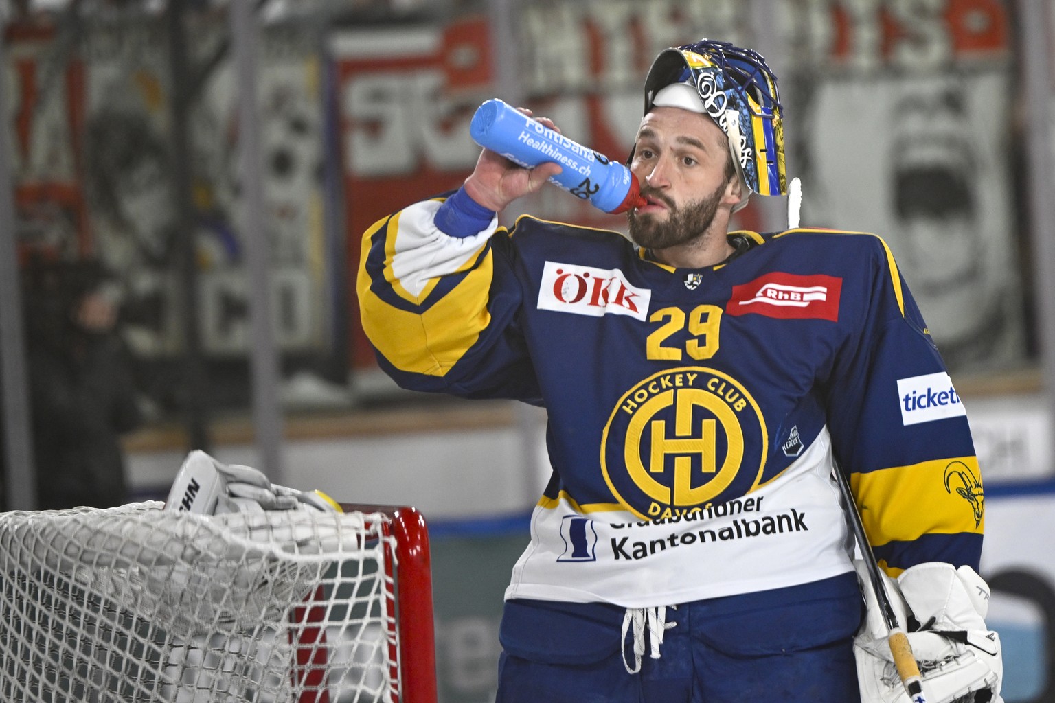 Der Davoser Torhueter Sandro Aeschlimann goennt sich einen Schluck aus. der Flaschen, im vierten Playoff Eishockey Viertelfinale Meisterschaftsspiel der National League (NL) zwischen dem HC Davos und  ...