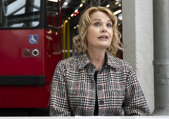 Marieke Kruit, Gemeinderaetin Stadt Bern, rechts, spricht neben Andrii Biriuchenko, Botschaftsrat, Botschaft der Ukraine in der Schweiz, links, waehrend einer Medienkonferenz ueber die von WBF und BER ...