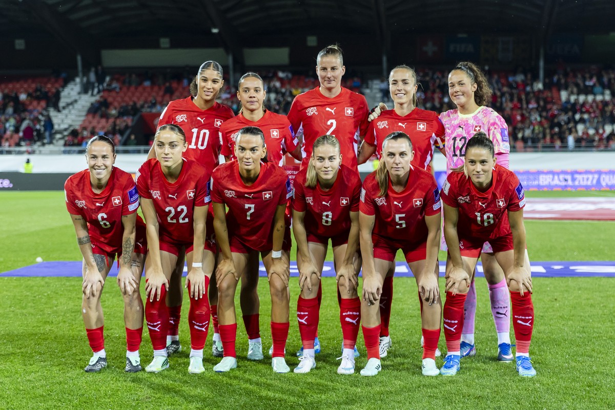 epa13300856 Switzerland's national soccer team players, top row from left: Sydney Schertenleib, Iman Beney Switzerland's Julia Stierli, Lia Walti and goalkeeper Livia Peng; front row from le ...