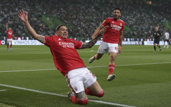 epa09895099 Benfica&#039;s Darwin Nunez celebrates after scoring the 0-1 lead during the Portuguese First League soccer match, between Sporting and Benfica held at Alvalade stadium in Lisbon, Portugal ...