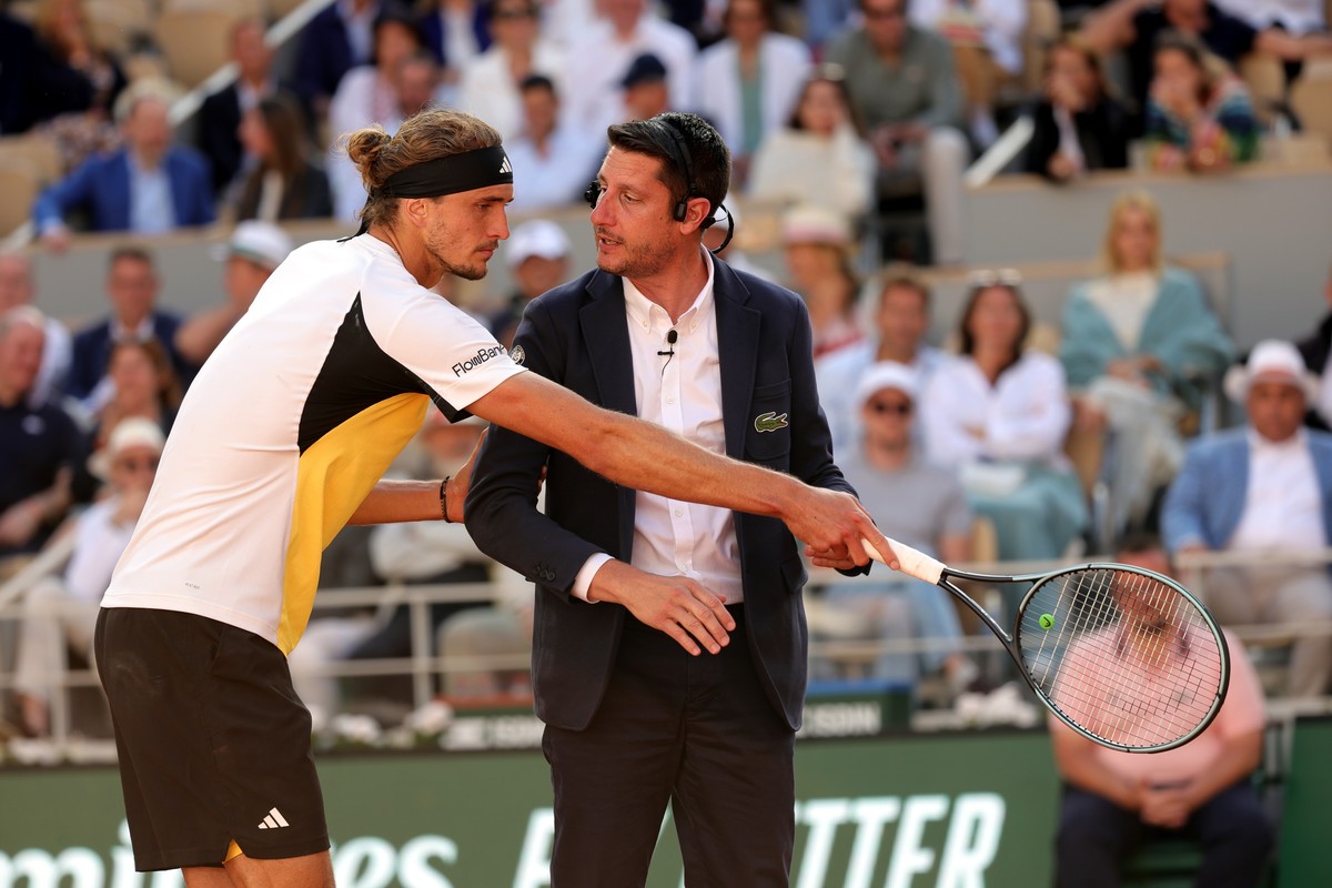 epa11400401 Alexander Zverev of Germany complaints about a decision during his Men?s Singles final match against Carlos Alcaraz of Spain during the French Open Grand Slam tennis tournament at Roland G ...