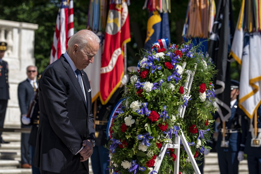 Der Präsident legt am Grab des unbekannten Soldaten einen Kranz nieder.