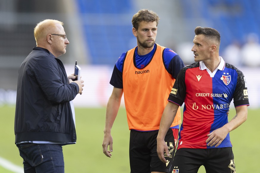Basels Trainer Heiko Vogel, links, im Gespraech mit Taulant Xhaka, rechts, und Fabian Frei, Mitte, nach dem Super League Spiel zwischen dem FC Basel 1893 und dem FC Stade Lausanne Ouchy, SLO, im Stadi ...