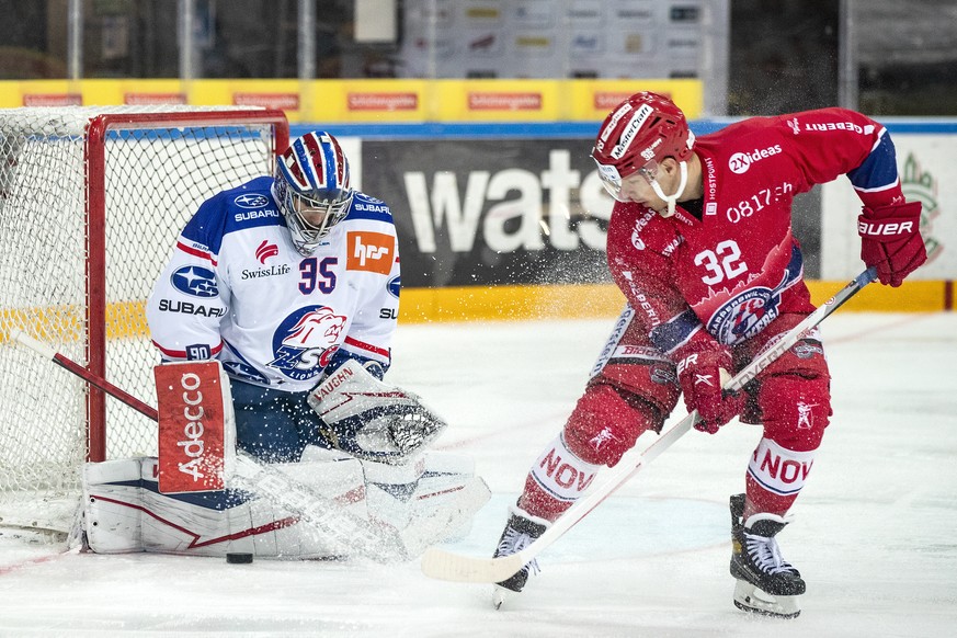 Zuerichs Torhueter Ludovic Waeber, links, im Spiel gegen Rapperswils Kevin Clark, rechts, im Eishockey Spiel der National League zwischen den SC Rapperswil Jona Lakers und den ZSC Lions, am Dienstag,  ...