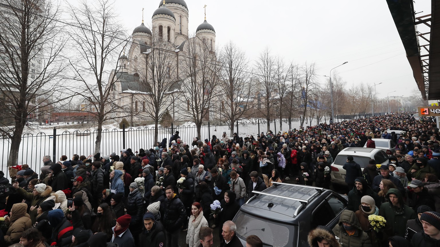 epa11190938 Russian people follow the hearse with the coffin of late Russian opposition leader Alexei Navalny outside the Church of the Icon of the Mother of God during his funeral in Moscow, Russia,  ...