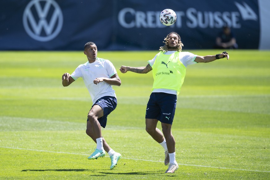 Dan Ndoye, links, gegen Kevin Mbabu, im Training der Schweizer Fussball Nationalmannschaft, am Montag, 31. Mai 2021, in Bad Ragaz. (KEYSTONE/Gian Ehrenzeller).