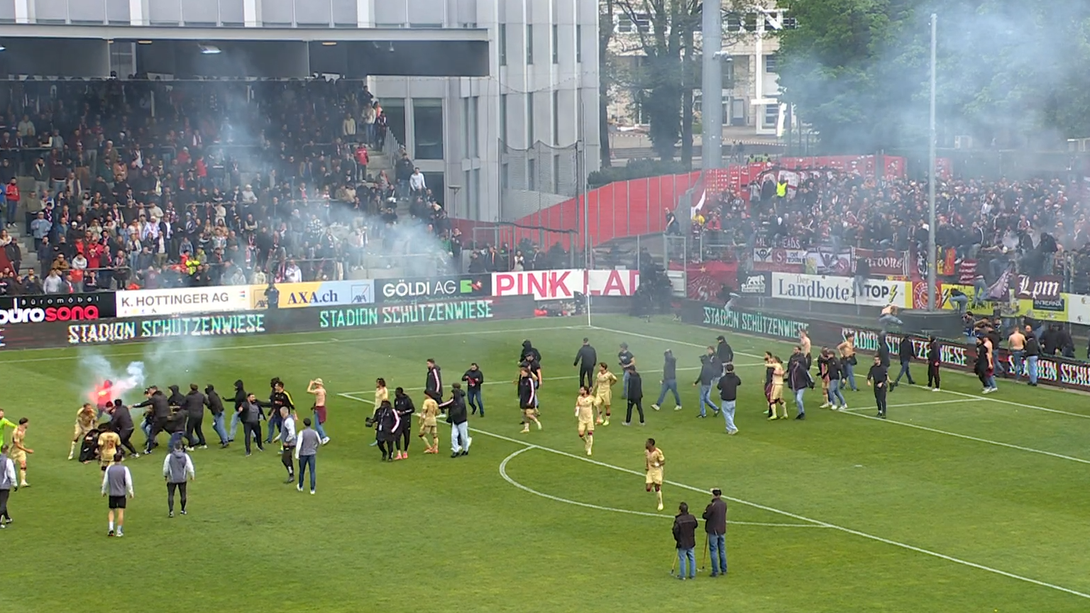 Fackelwurf Richtung Familientribüne Winterthur Servette Cup 28.4.24