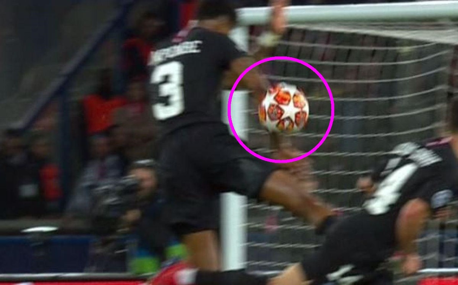 Kimpembe kriegt den Ball an die Hand – PSG kassiert den entscheidenden Penalty.