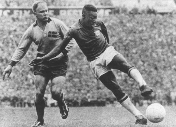 Pelé ist im WM-Final 1958 gegen Schweden nicht zu stoppen.